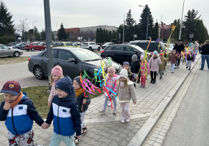 Czterolatki ida pożegnać Marzannę.