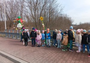 Sześciolaki stoją przy Marzannie.