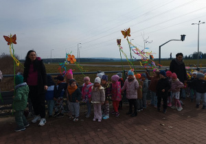 Grupa Kropelki trzyma kolorowe motylki i kwiatuszki.