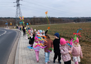 Wszystkie [przedszkolaki machaja gaikami.