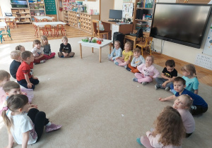 Kropelki na zajęciach - zdrowe warzywa na talerzu.