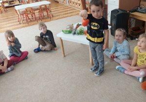 Chłopiec pokazuje paprykę, która trafi na kanapeczki.