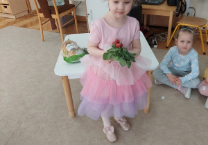 Dziewczynka wybiera zdrowe warzywo - rzodkiewkę.