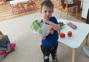 Chłopiec z sałatą, która ma dużo witamin i wzmacnia odporność.