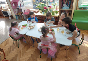 Kropelki komponują swoje kanapki z warzyw.