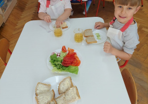 Dziewczynka i chłopiec wybierają nowalijki na kanapeczki.
