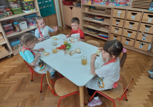 Zdrowe warzywne śniadanie w grupie 4-latków.