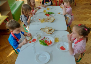 Kropelki próbują zdrowe warzywa.