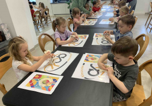 Dzieci podczas pracy na warsztatach.