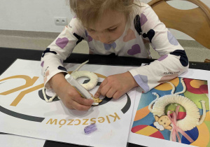 Dziewczynka w trakcie tworzenia swojego baranka.