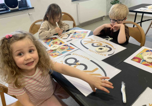 Dzieci podczas tworzenia ozdoby.