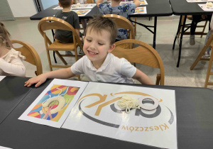 Przedszkolak i materiał na baranka.