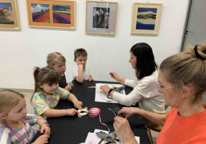 Dzieci wybierają kokardkę dla swojego baranka.