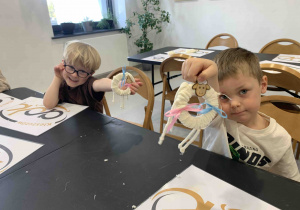 Chłopcy i baranek wielkanocny.