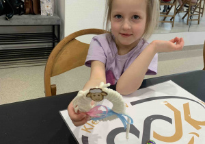 Świąteczny baranek i dziewczynka.