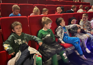 Dzieci oglądają spektakl.