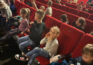 Dzieci oglądają spektakl.