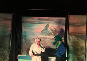 Na scenie występuje Smok Wawelski i kucharz.