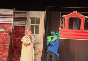 Na scenie występuje smok i król.