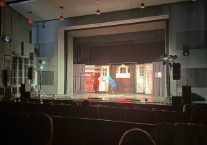 Dzieci oglądają przedsrawienie.