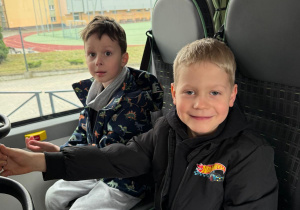 Zadowoleni chłopcy wracają z wycieczki.