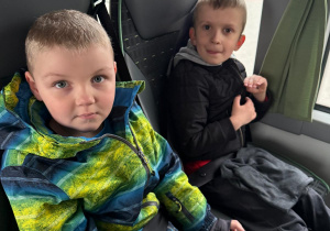 Chłopcy wracają autobusem do przedszkola.