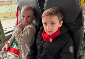 Chłopcy siedzą w autobusie.