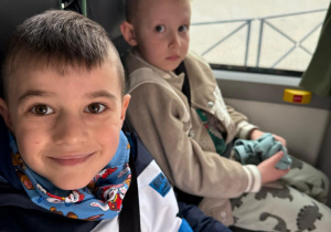 Chłopcy siedzą w autobusie.