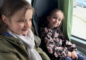 Zadowolone dziewczynki wracają do przedszkola.