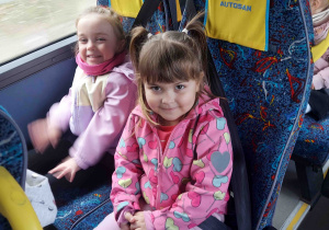 Dziewczynki z grupy Kropelek w autobusie.