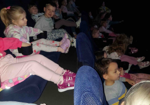 Czterolatki czekają na seans.