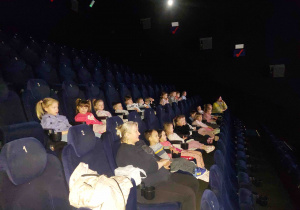 Przedszkolaki oglądają bajkę Kicia Kocia w podróży.