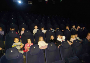 Dzieci podczas oglądania bajki animowanej.