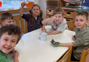 Dzieci oglądają cebulki.