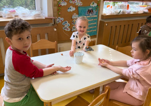 Dzieci oglądają cebulki.