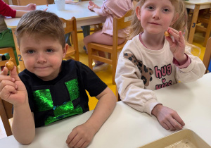 Dzieci oglądają cebulki.