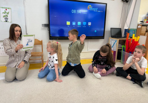 Dzieci uczą się czego potrzebują roślinki do życia.