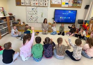 Dzieci uczą się czego potrzebują roślinki do życia.