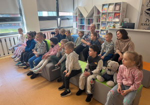 Dzieci odpowiadają na zadane pytania.