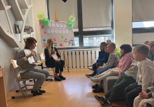 Dzieci rozwiązują kolejną zagadkę.