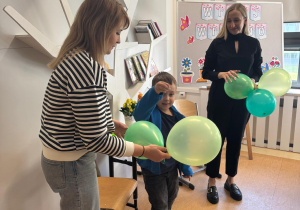 Chłopiec przebija balon.