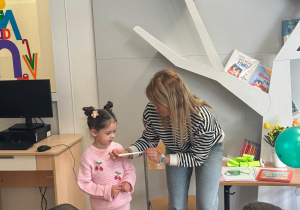 Dziewczynka rozwiązuje zagadkę.