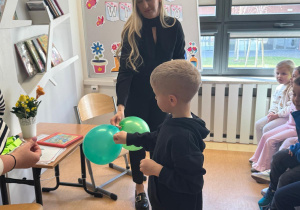 Chłopiec wybiera balon do przebicia.