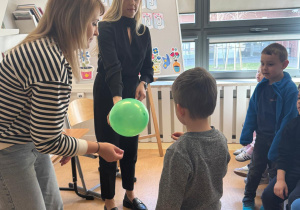 Chłopiec przebija balon z kolejną zagadką.