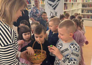 Dzieci częstują się słodkościami.