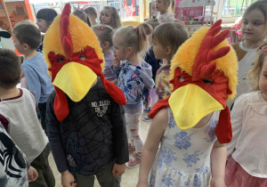 Dzieci w czapkach kurczaków.