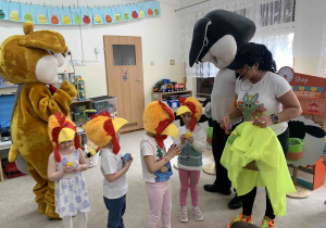 Dzieci z kolorowymi jajkami.