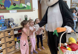 Dziewczynki przybijają piątkę z animatorem.