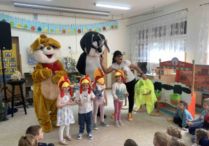 Przedszkolaki w czapkach kurczaków.