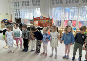 Dzieci w oczekiwaniu na zajączka.